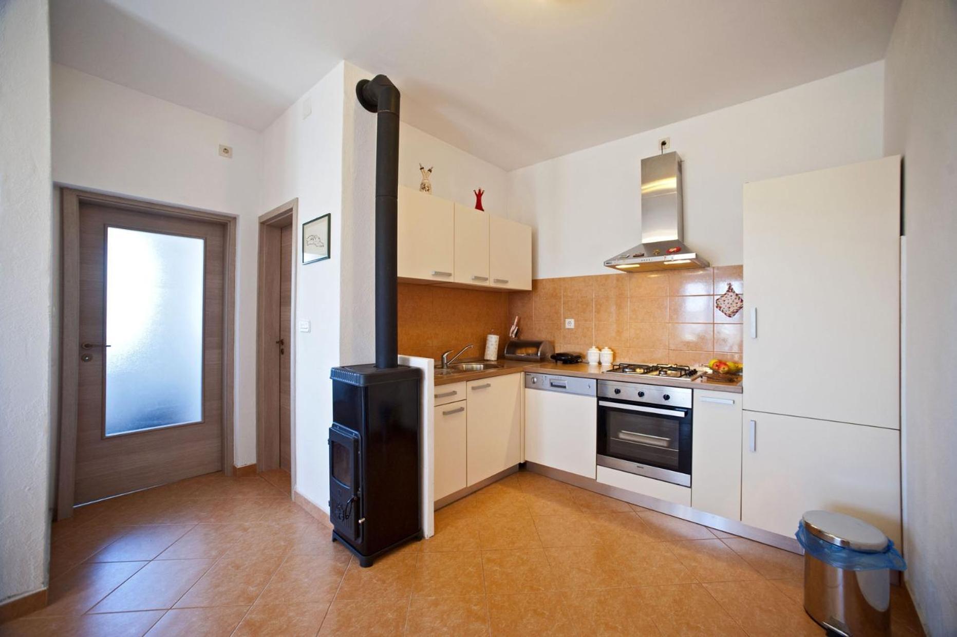 Apartments With A Parking Space Gornje Selo, Solta - 15545 Grohote Bilik gambar